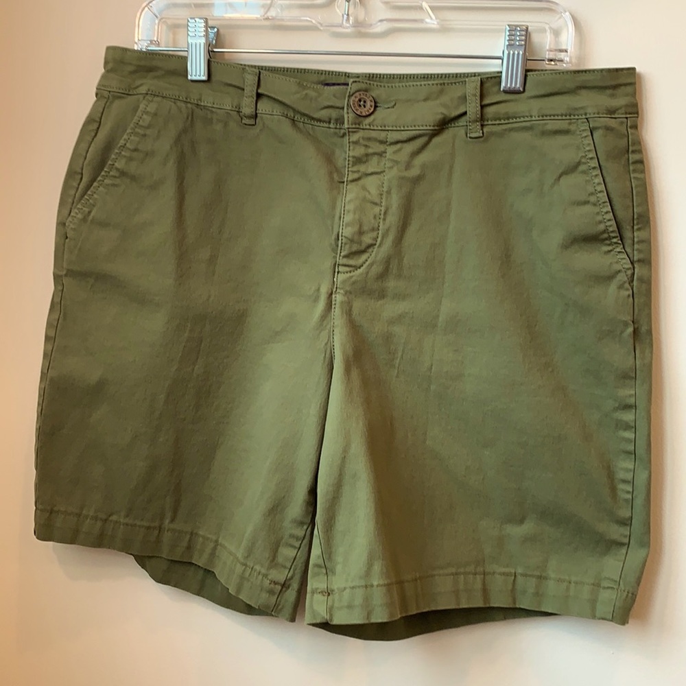 Great NYDJ warm green 7” short in size 12.